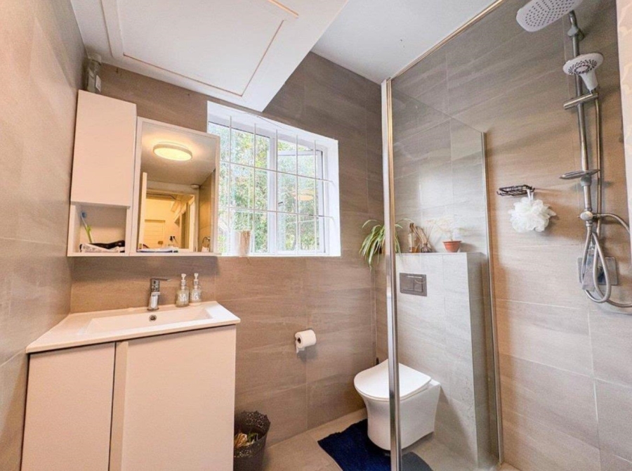 To Let 3 Bedroom Property for Rent in Vredehoek Western Cape